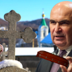 Bolojan vrea să TAIE ajutorul de 800 de lei acordat pensionarilor cu pensii mici! Milioane de români, lăsați să „înghețe” în timp ce Guvernul le ia și ultimul leu!