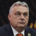 MOTOCICLISTUL CARE A „UMILIT” AUR, SĂLTAT DE JANDARMI! Cât a plătit pentru mesajul „Marș la Moscova” și cum l-au salvat forțele de ordine de furia mulțimii! Gaze lacrimogene în Piața Victoriei.