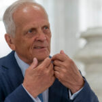 România, scoasă la VÂNZARE! TAROM și CFR, DEZMEMBRATE la ordinul Oanei Gheorghiu!